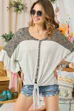 Load image into Gallery viewer, CONTRAST SCOOP RUFFLE SLEEVE TOP
